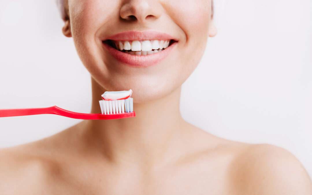 ¿En qué fijarse al elegir una pasta dental?
